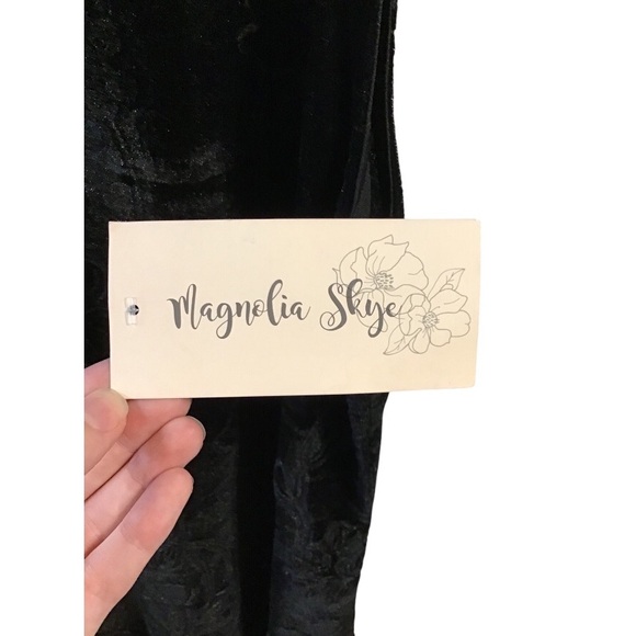 Magnolia Skye Velvet Sleeveless Dress - Picture 6 of 6